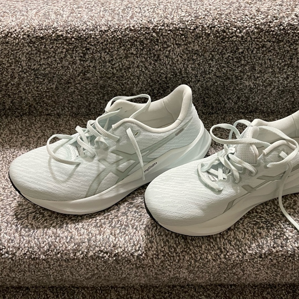 ASICS mint green women’s 10. Worn one time.